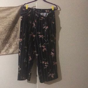 2/20$ | Penningtons | Wide Legged Crop Pants 🌺